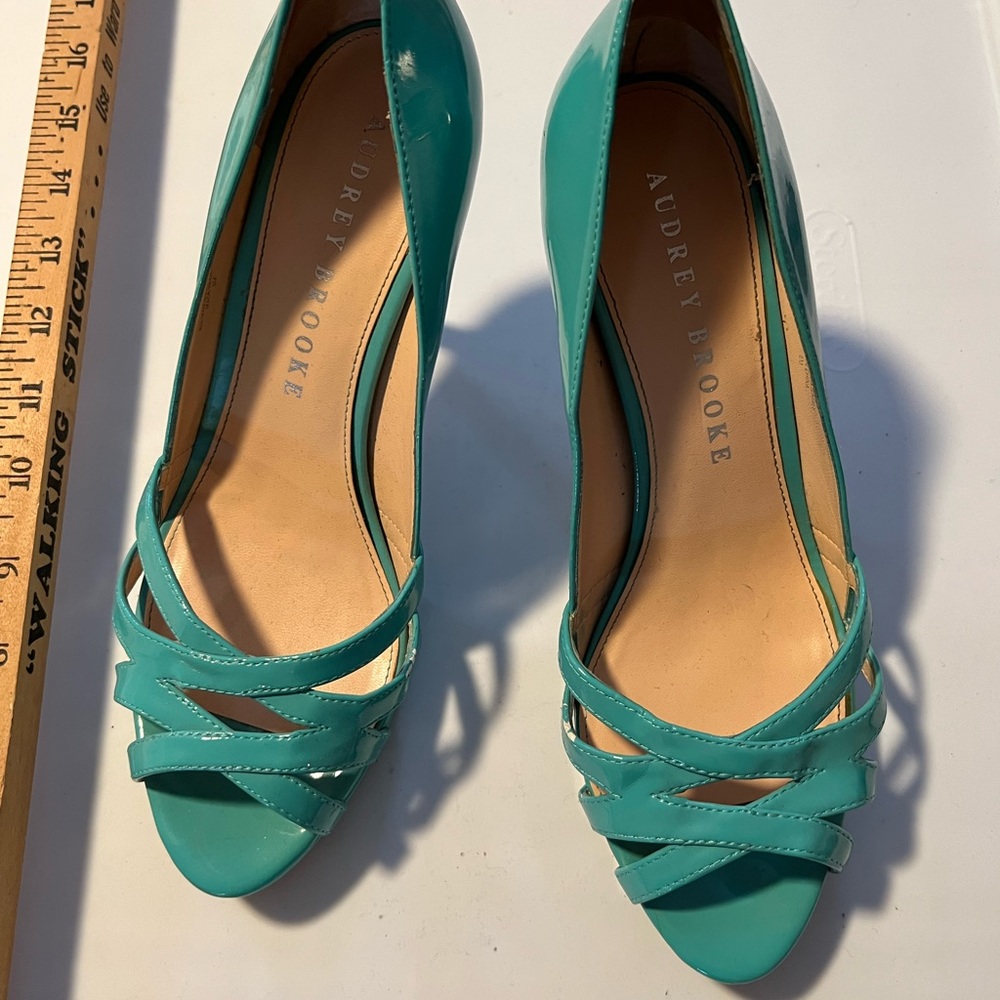 Audrey Brooke size 8 turquoise heel, sandal